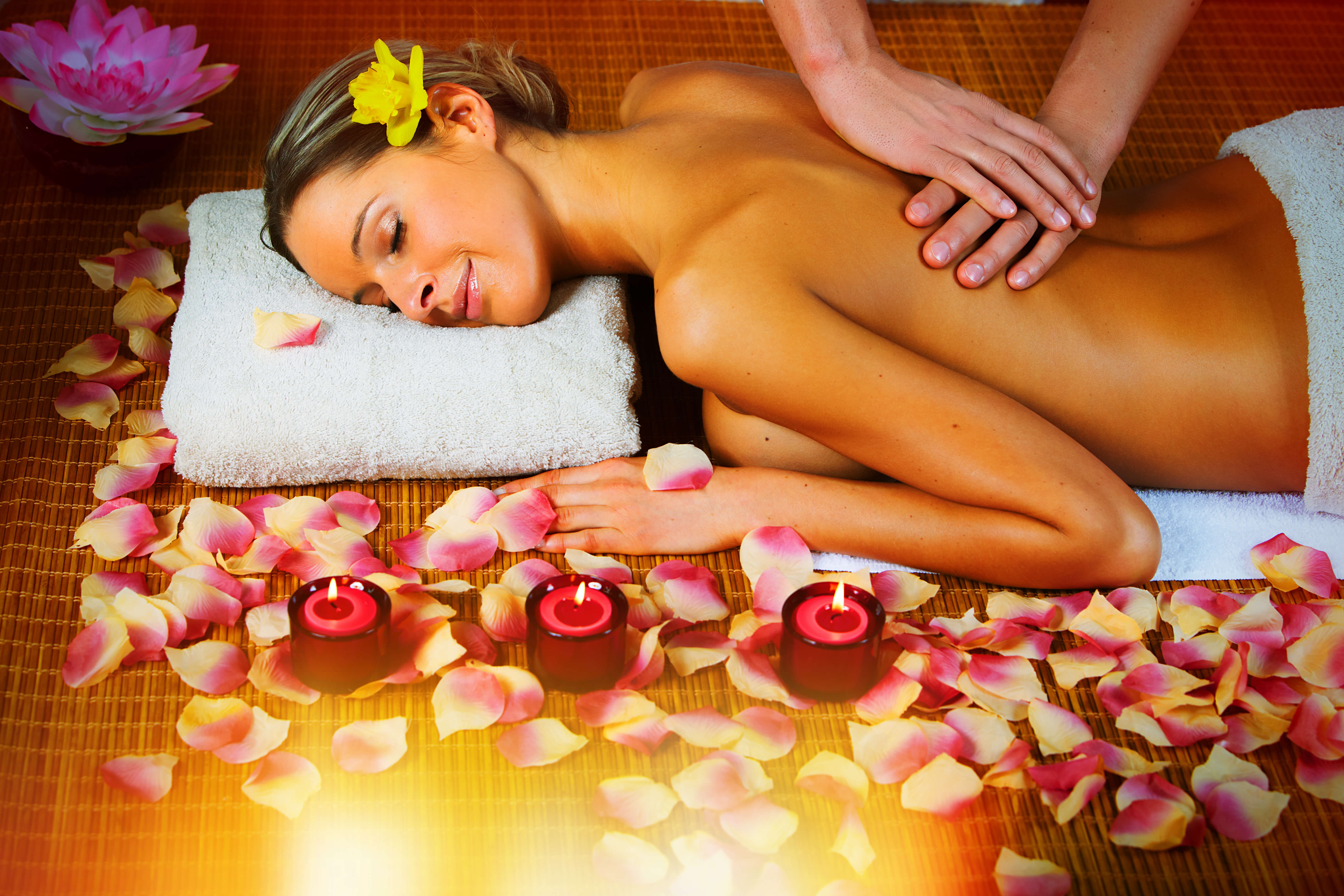 Therapeutic aroma massage with essential oils